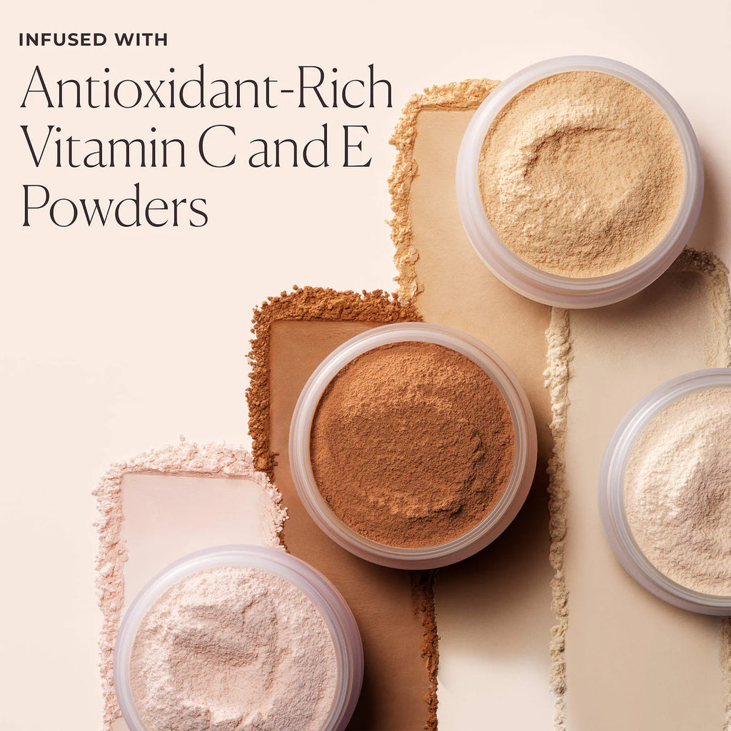 Jars of vitamin C and E powders on a beige background with text about their ingredients.